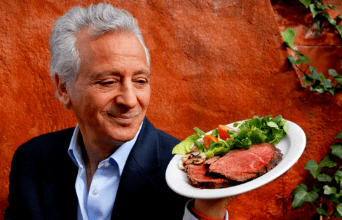 Pierre Dukan ține o farfurie cu produse proteice